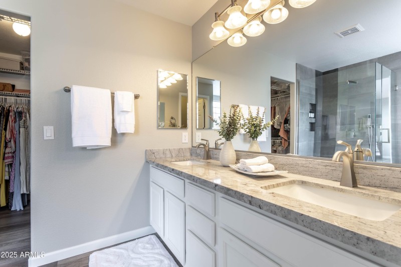 primary bedroom bath 04