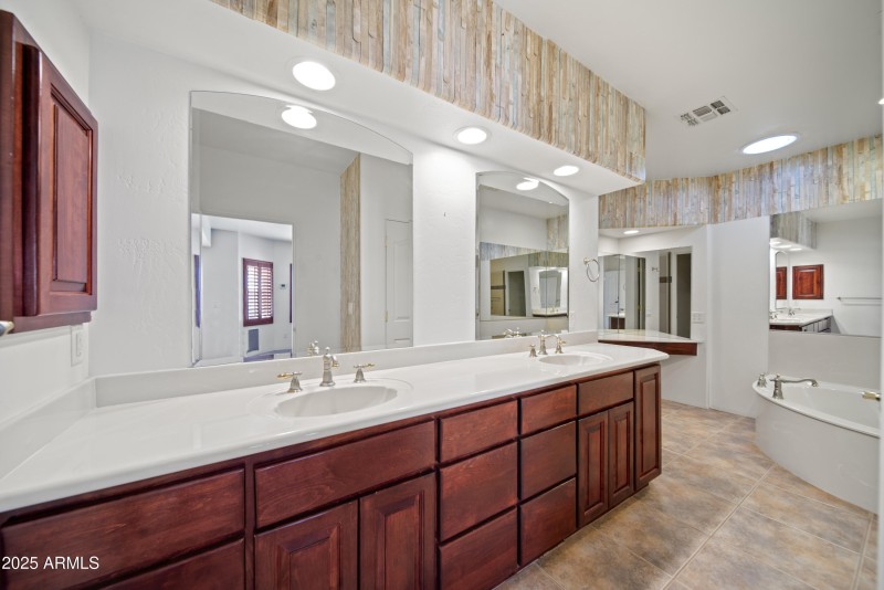 Master Suite Bath (1)