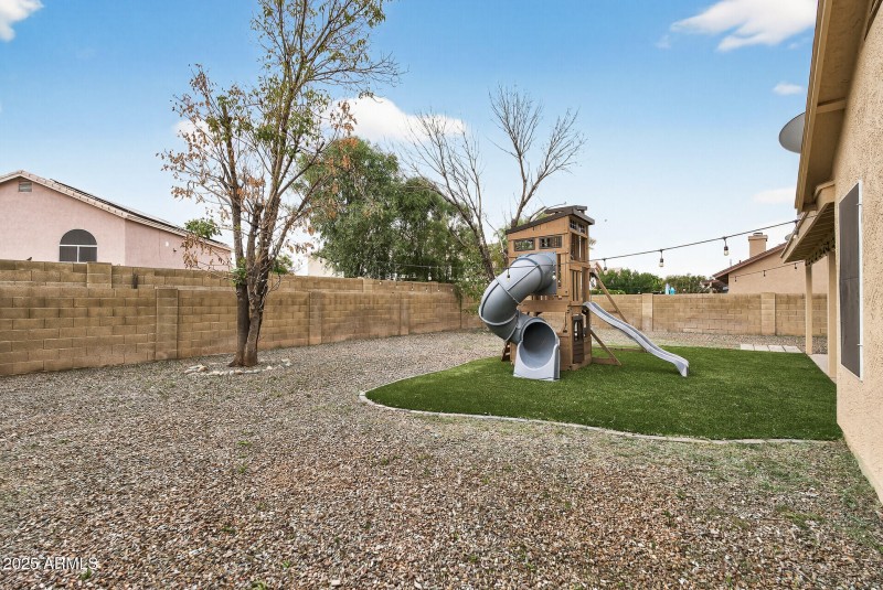 49_907_N_Falcon_Dr49_mls