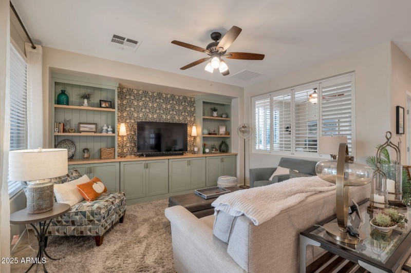 GREAT ROOM W/MEDIA NICH