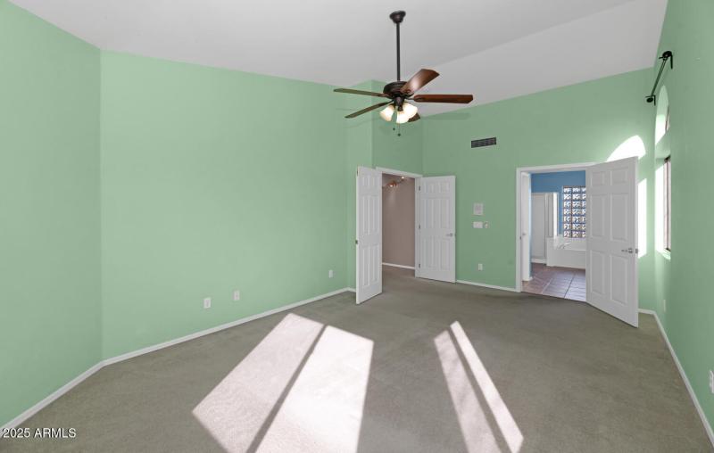 482 W Aloe Pl-large-023-040-482 W Aloe-1