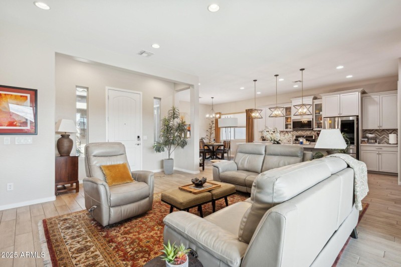 10-web-or-mls-42197-w-rosewood-ln