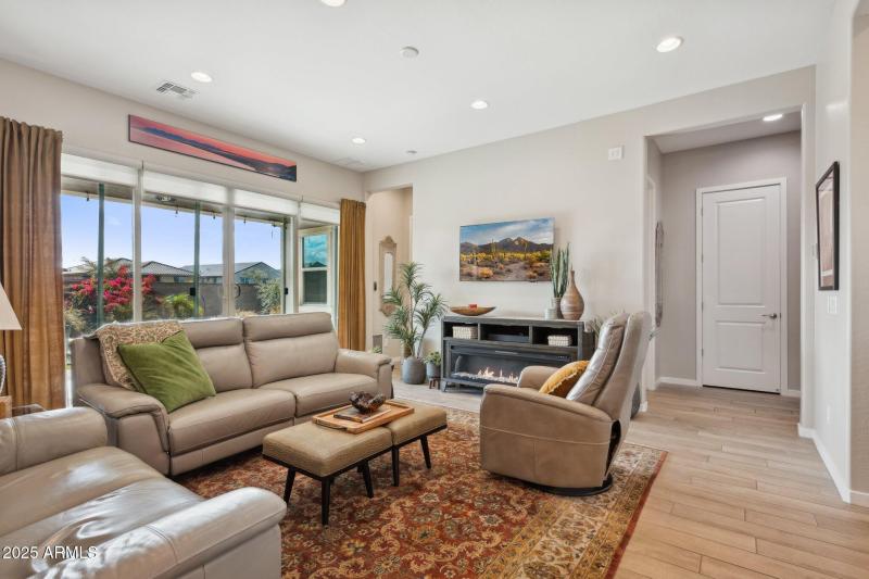 8-web-or-mls-42197-w-rosewood-ln