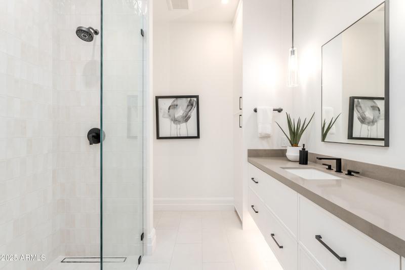 Guest Suite 1 Ensuite Bathroom