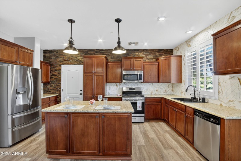 6-web-or-mls-016_a4m_CM