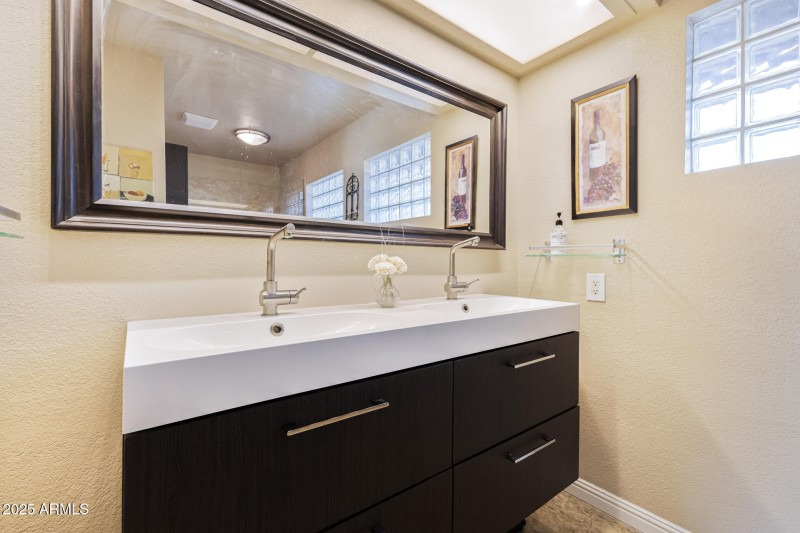Primary Bath w/ dual sink vanity