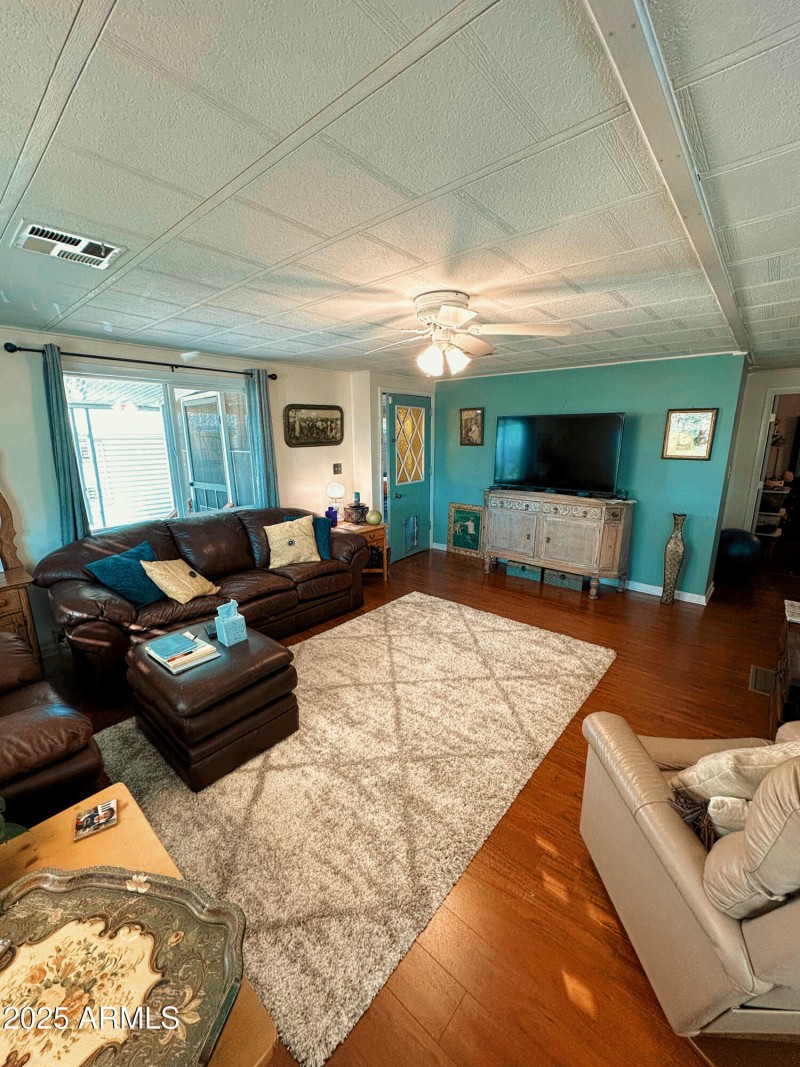 8E233EC1-3D8F-4AB8-838C-8F4BFCB67D2E