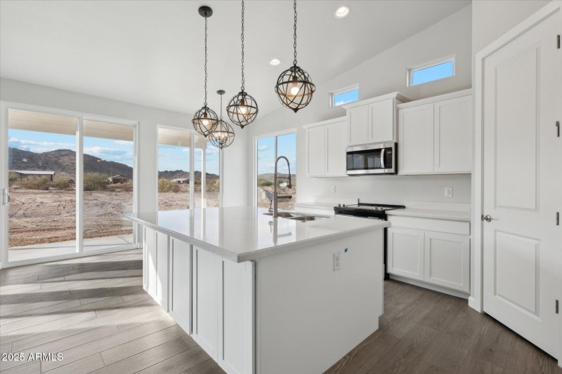 1,658 Kitchen 3 - 192