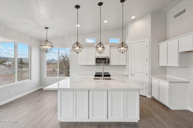 1,658 Kitchen 4 - 192