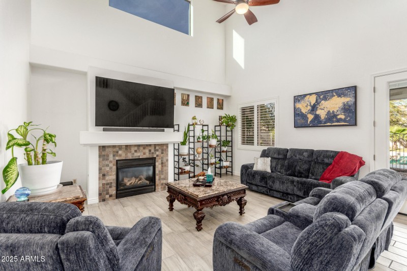 128th High Ceilings and Spacious Great R