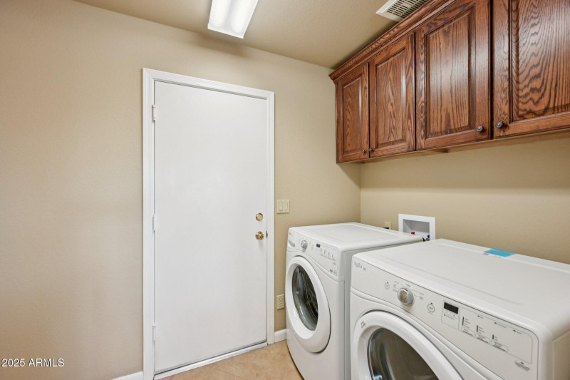 30-web-or-mls-E Briarwood Ter-S2711-037