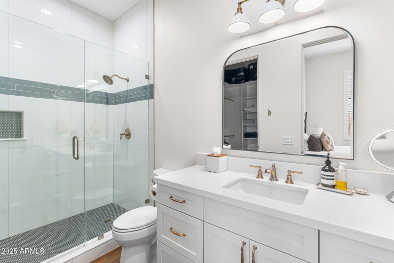 Guest Bedroom En Suite Bath