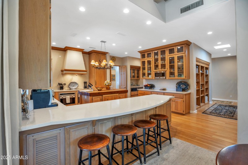 Kitchen breakfast bar