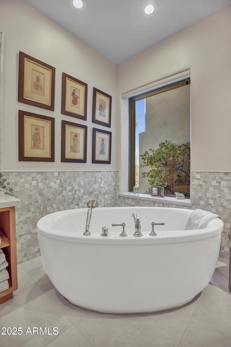 Master bath 1 tub