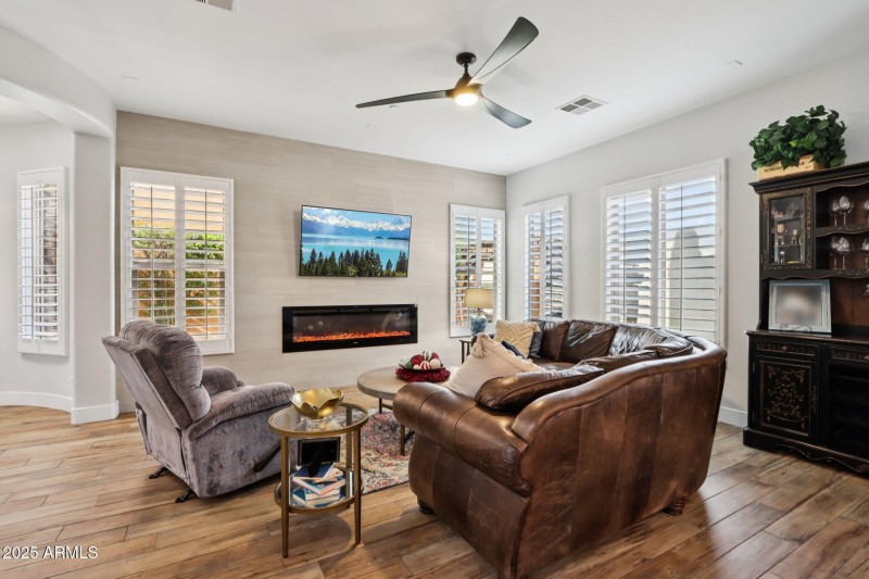 10-web-or-mls-E North Ln-L2711-008