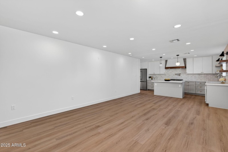 7-web-or-mls-1000091347_3615 E Clarendon