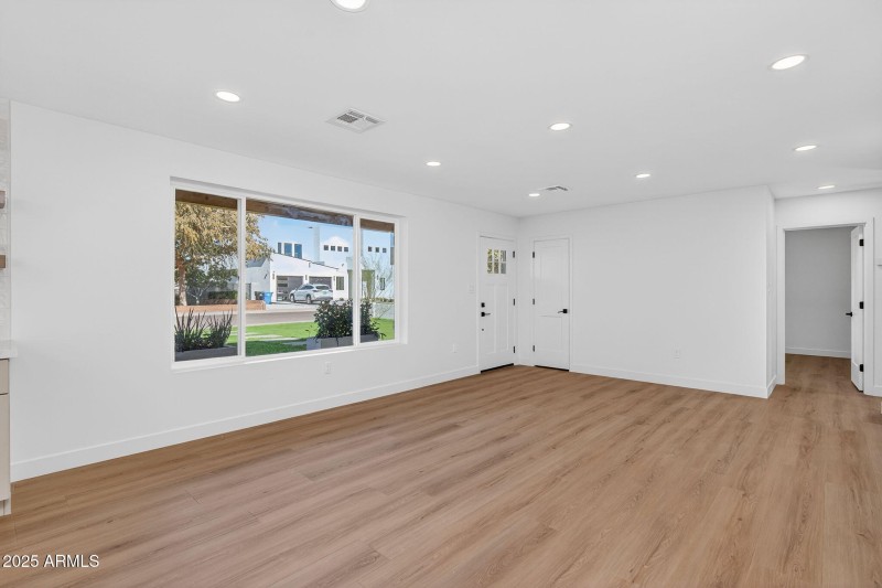 9-web-or-mls-1000091345_3615 E Clarendon