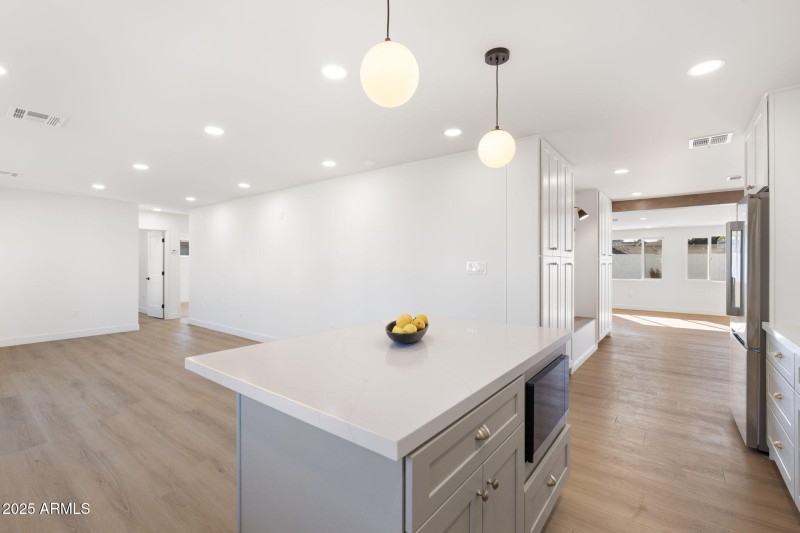 13-web-or-mls-DSC07156_3615 E Clarendon