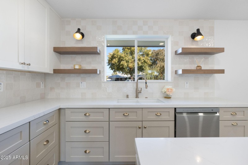 15-web-or-mls-DSC07163 copy_3615 E Clare