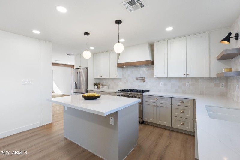 16-web-or-mls-DSC07166 copy_3615 E Clare