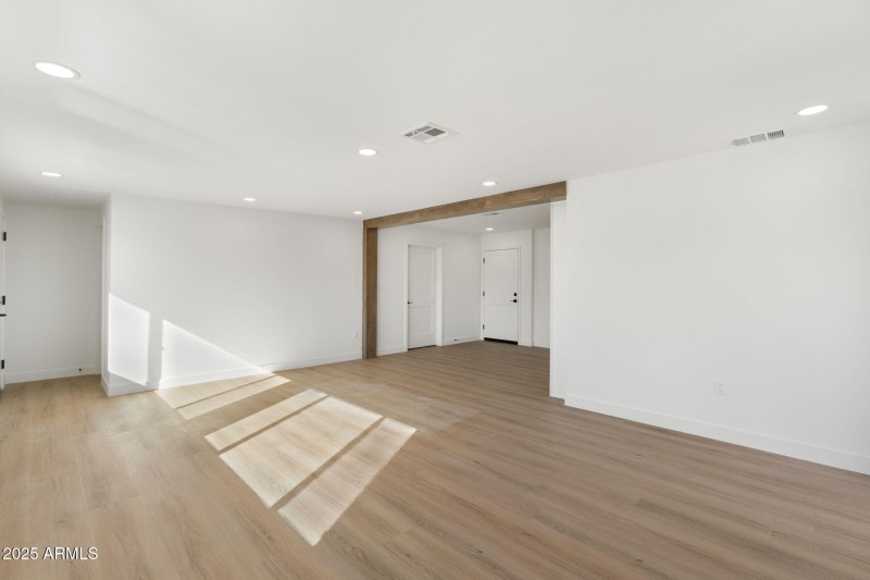 20-web-or-mls-DSC07178 copy_3615 E Clare