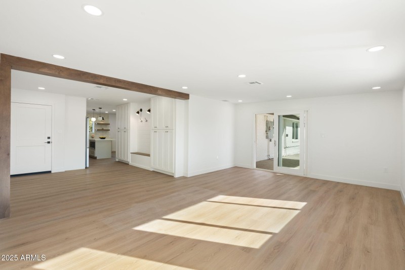 21-web-or-mls-DSC07183_3615 E Clarendon