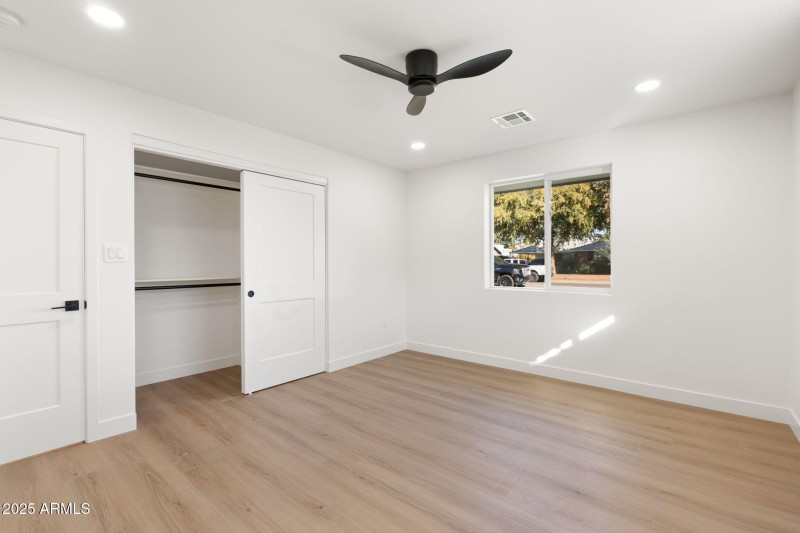 26-web-or-mls-DSC07096_3615 E Clarendon