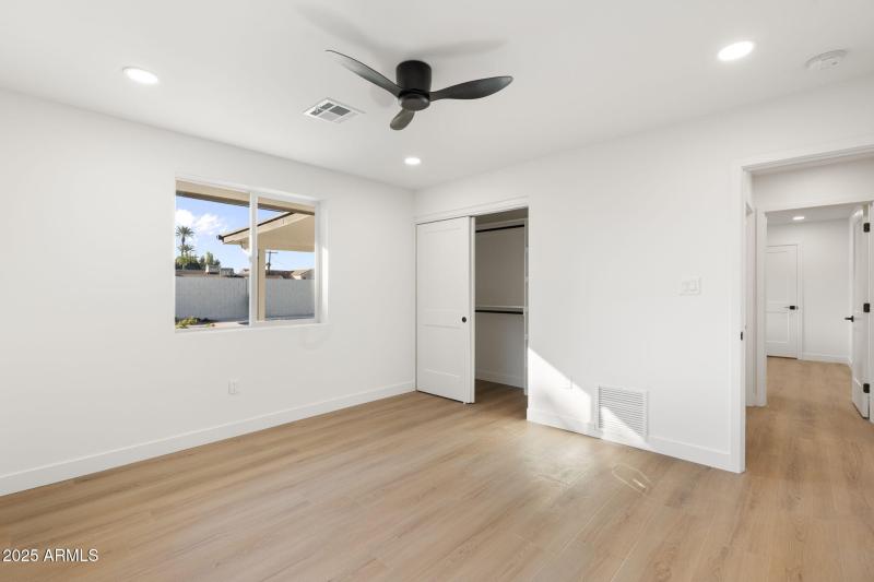 28-web-or-mls-DSC07102_3615 E Clarendon