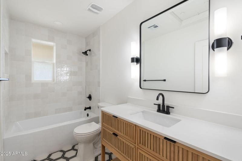 29-web-or-mls-DSC07105_3615 E Clarendon