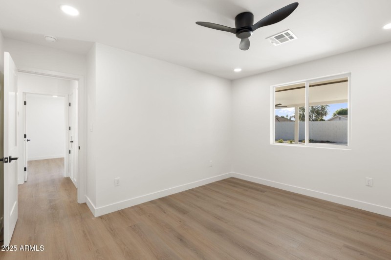 33-web-or-mls-DSC07120_3615 E Clarendon