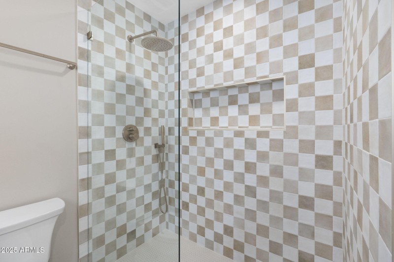 35-web-or-mls-DSC07130 copy_3615 E Clare