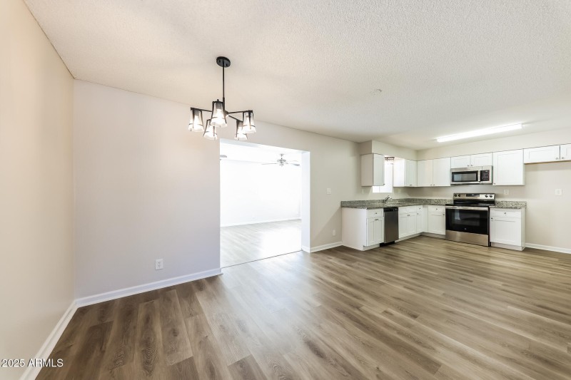 007-photo-dining-room-14991159