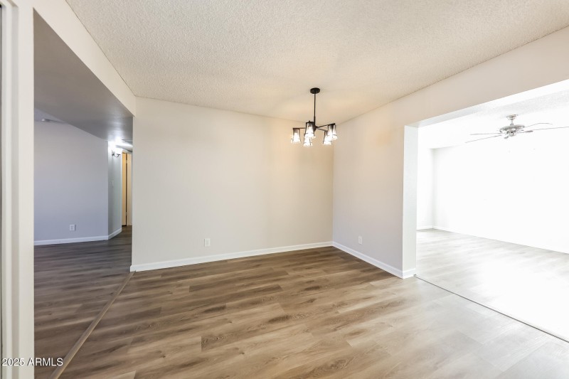 008-photo-dining-room-14991182