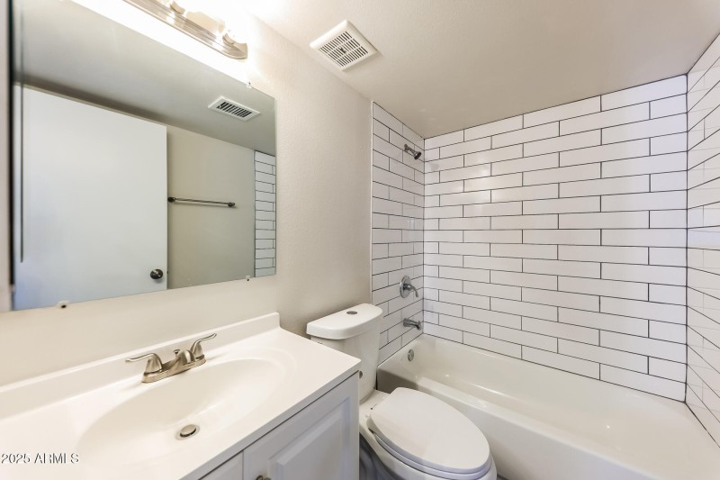 018-photo-main-bathroom-14991175