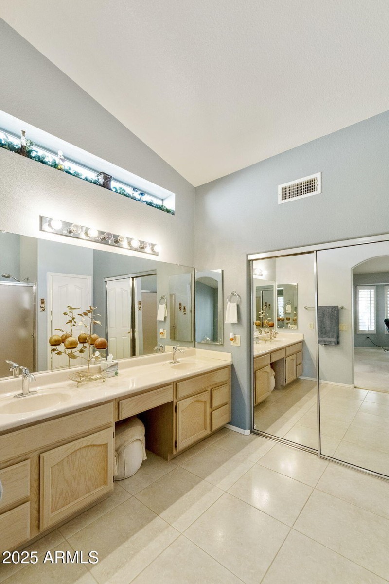 Primary Suite bath w/double vanity