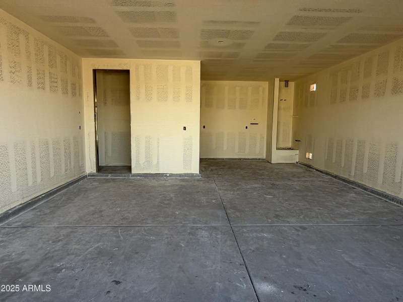 0014_ 2.5 Car Garage