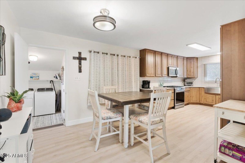 08-Dining Area & Kitchen