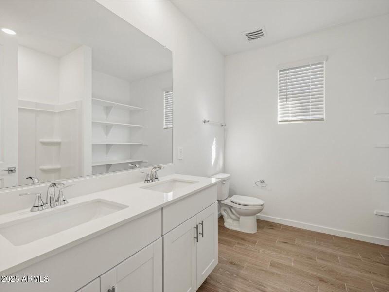 Bath 2 Double Sinks!