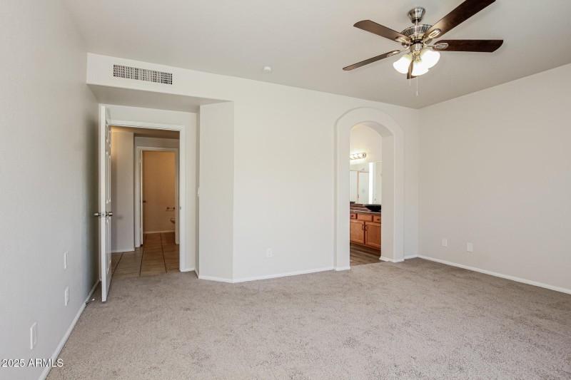 011-photo-main-bedroom-14991722