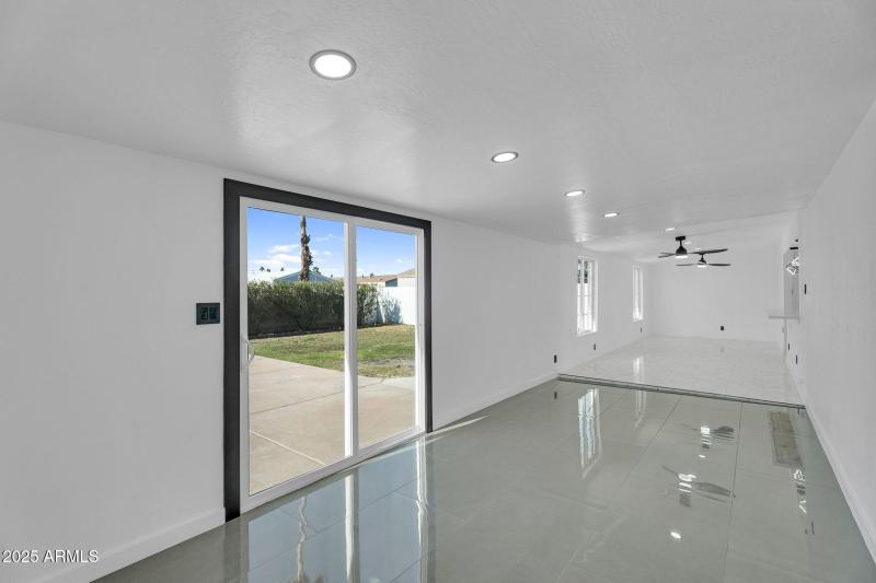 18-web-or-mls-10908 N 88th Dr -9