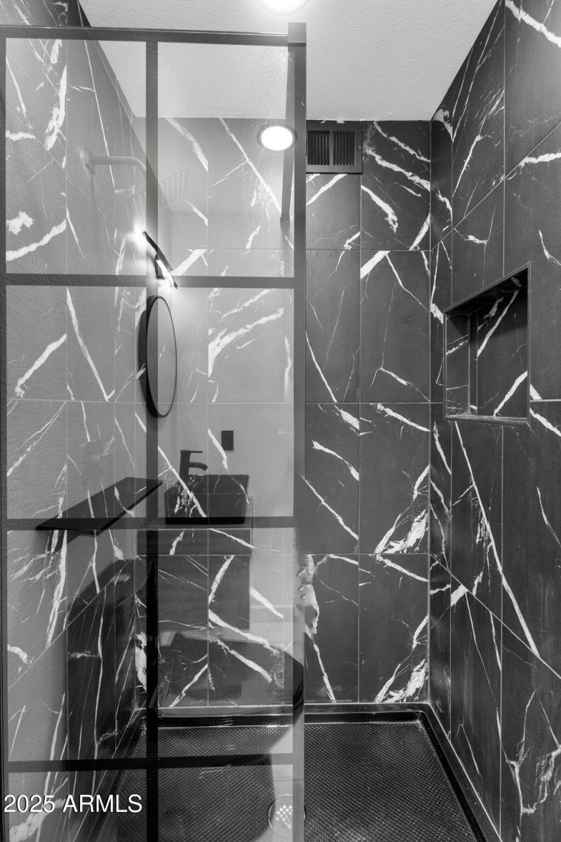 24-web-or-mls-10908 N 88th Dr -24