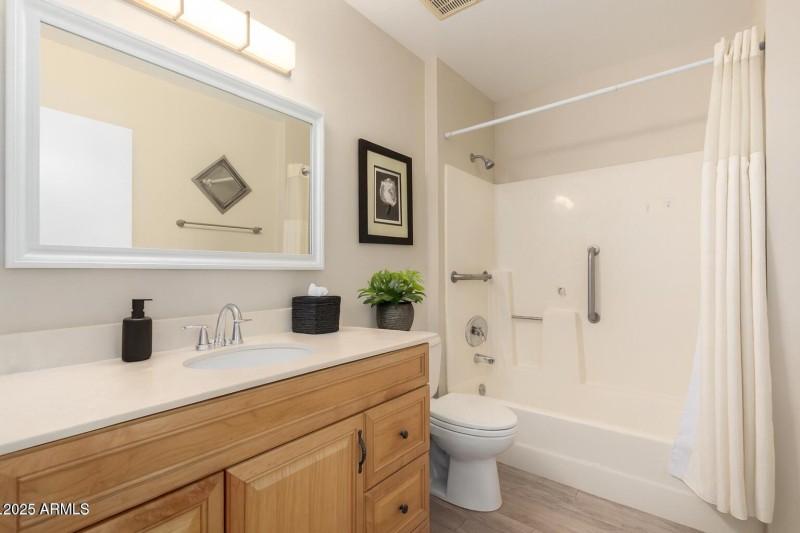 Modern Bathroom with Neutral Accents