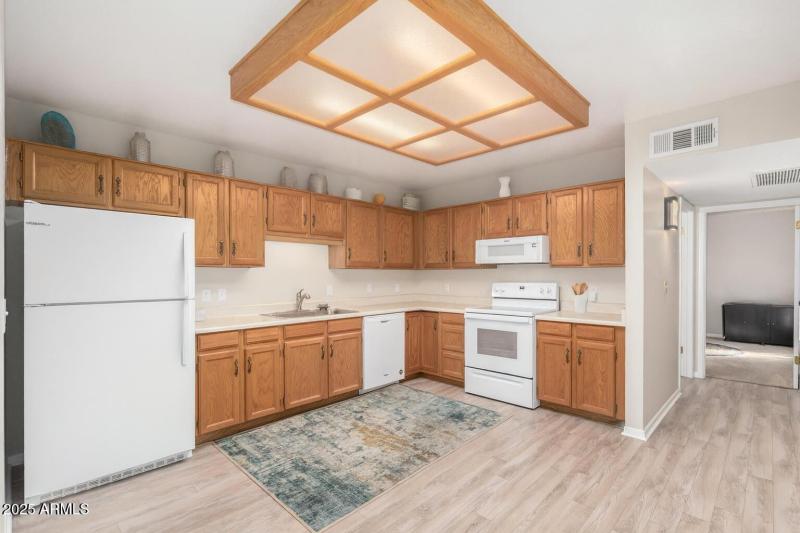 Modern L-Shaped Kitchen with Natural Ton