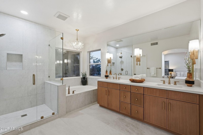 Serene primary ensuite