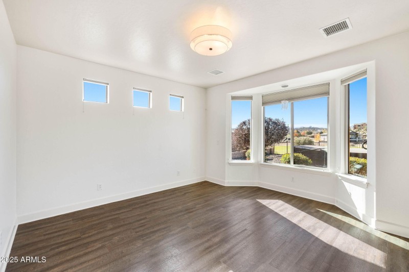 19-Primary Bedroom (1)