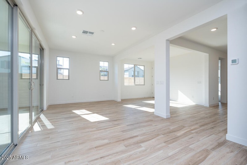 Tri Pointe Waterston Central 110 - Dinin