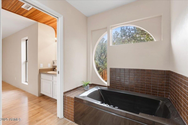 29-Primary Bathroom Bath Tub