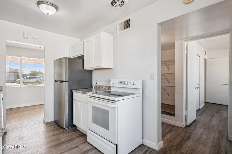 11-web-or-mls-528-e-laurel-dr