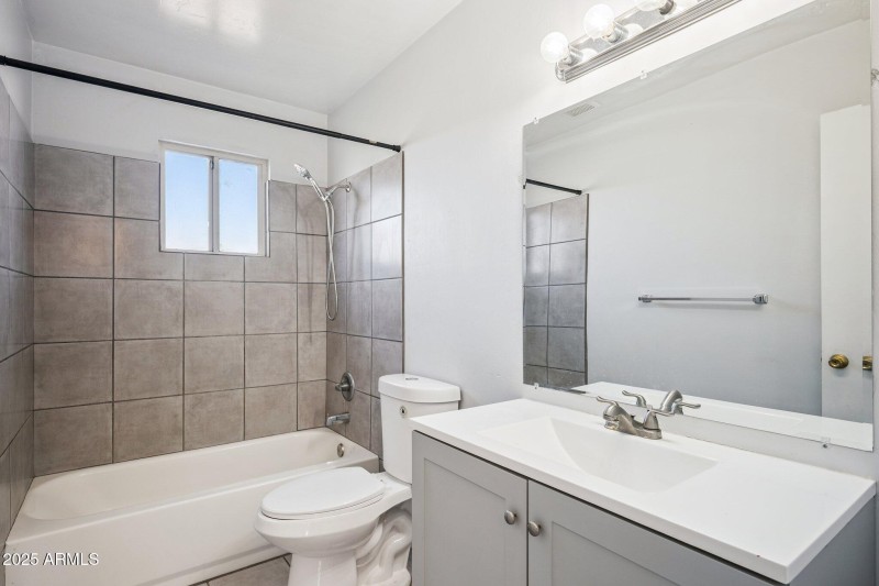 17-web-or-mls-528-e-laurel-dr