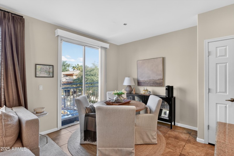 15_1920_E_Bell_Rd_Phoenix_AZ_85022-Dinin